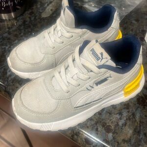 toddler size 9 puma running shoes